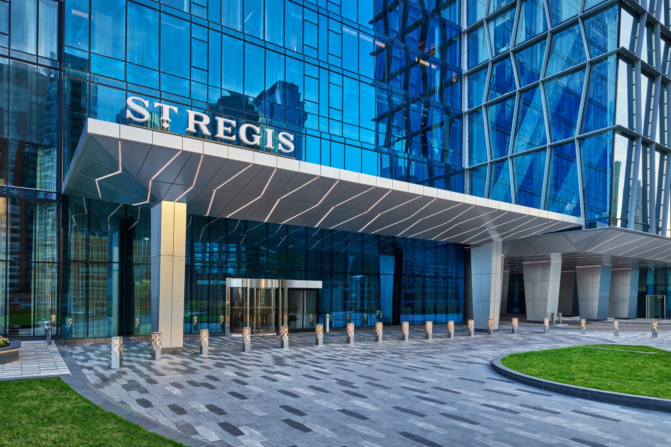 St. Regis Chicago hotel entrance and porte-cochère